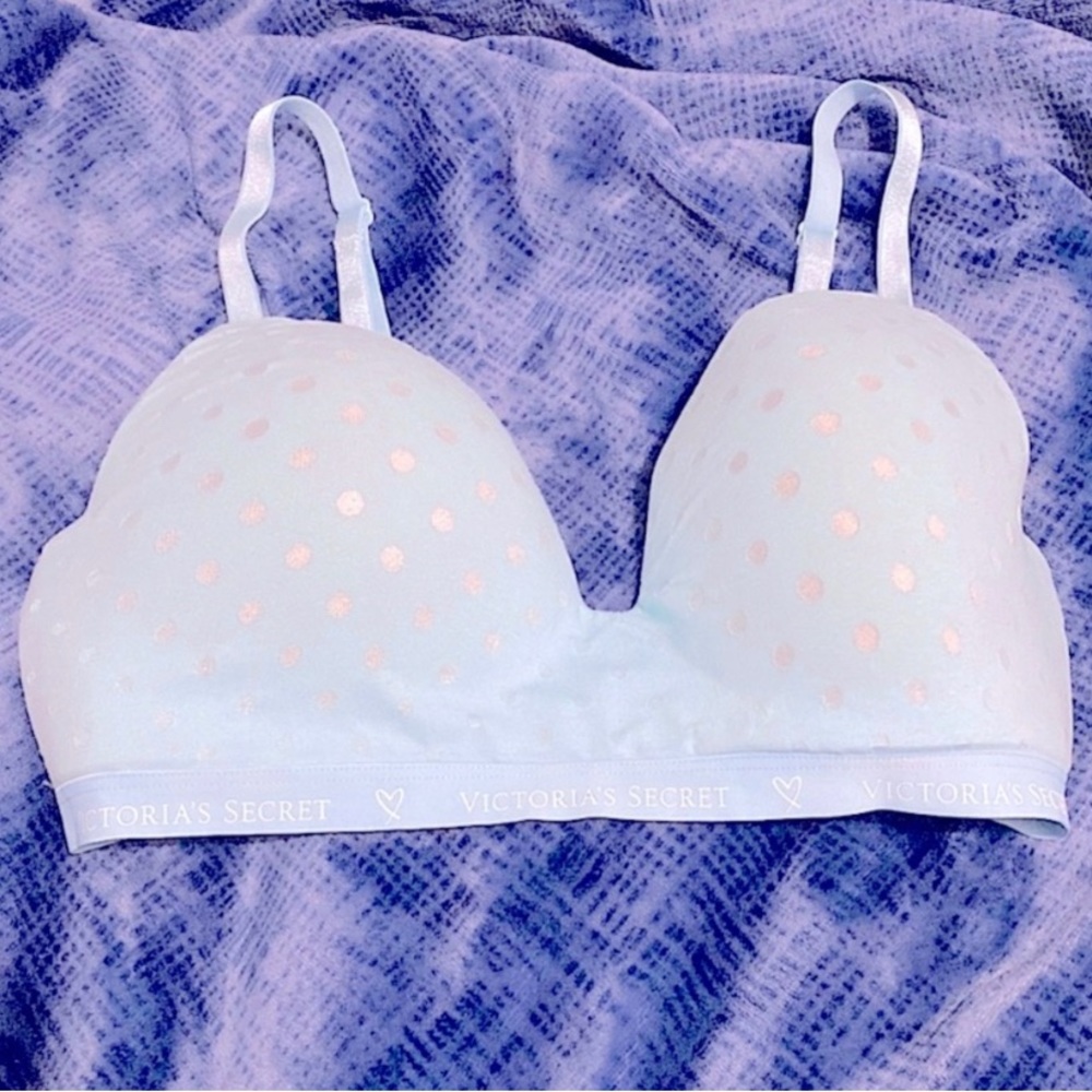 Victoria Secret t-shirt lightly lined wireless bra.